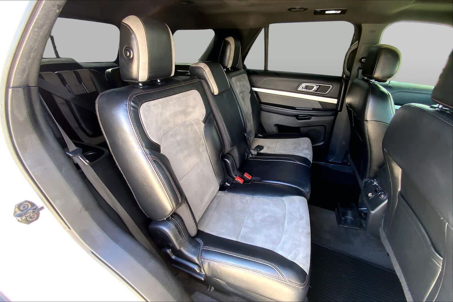 Used 2017 Ford Explorer XLT w/ Equipment Group 202A FWD image 20