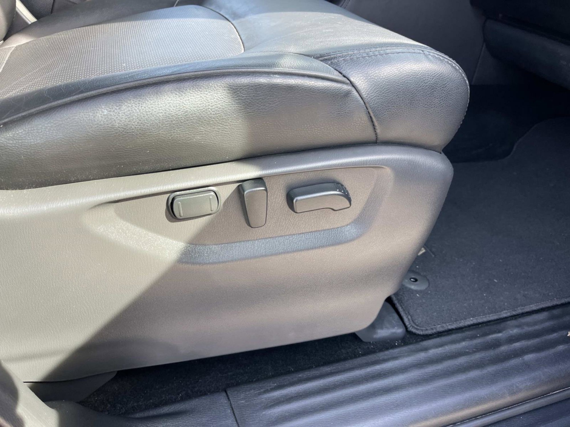 Used 2024 Nissan Armada SL w/ Captain's Chairs Package image 27