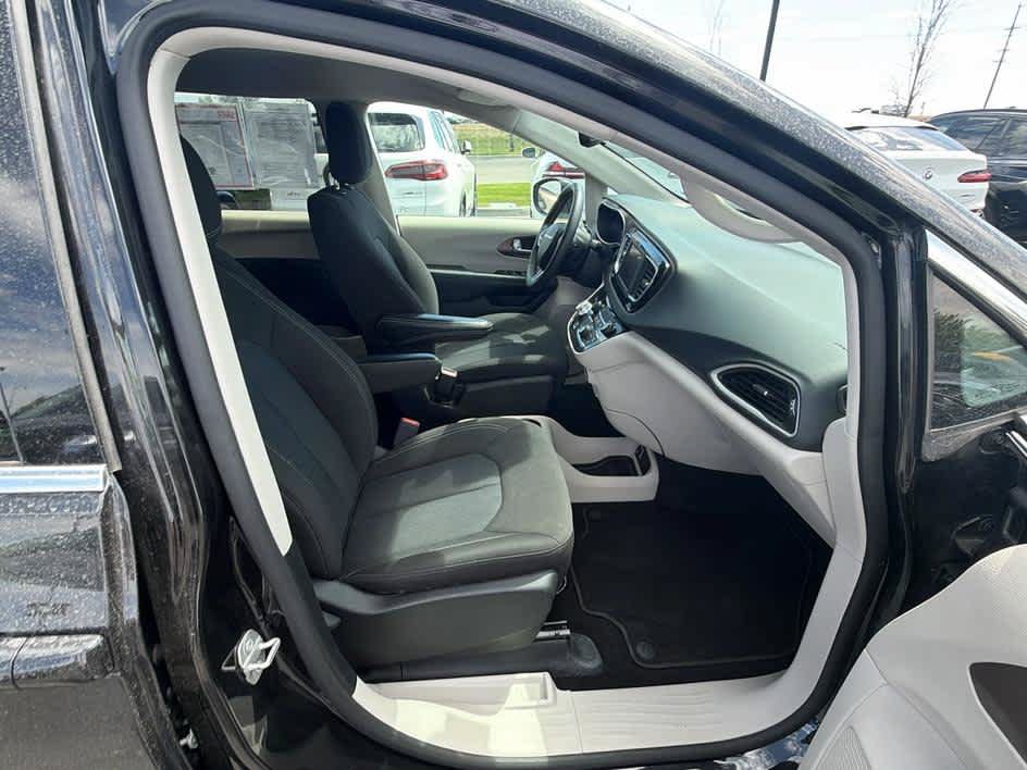 Used 2023 Chrysler Voyager LX FWD image 24