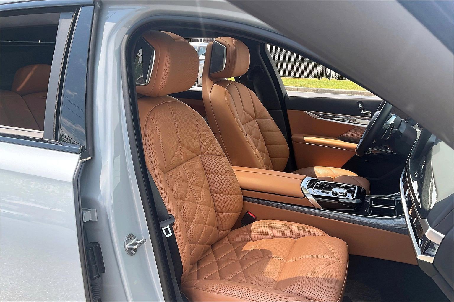 Used 2024 BMW 740i w/ Premium Package 2 RWD image 8