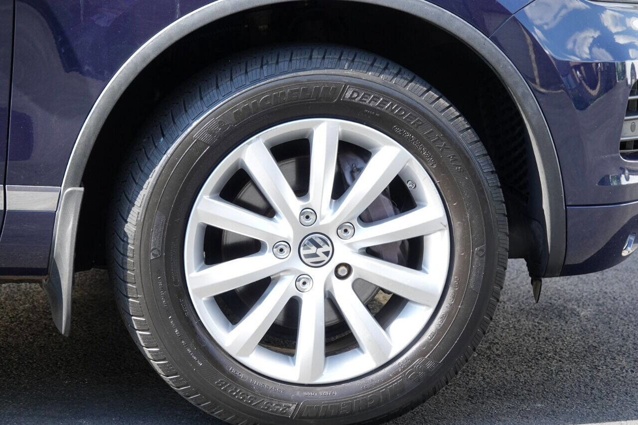 Used 2012 Volkswagen Touareg Sport image 22