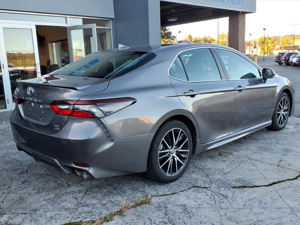 Used 2024 Toyota Camry SE image 3