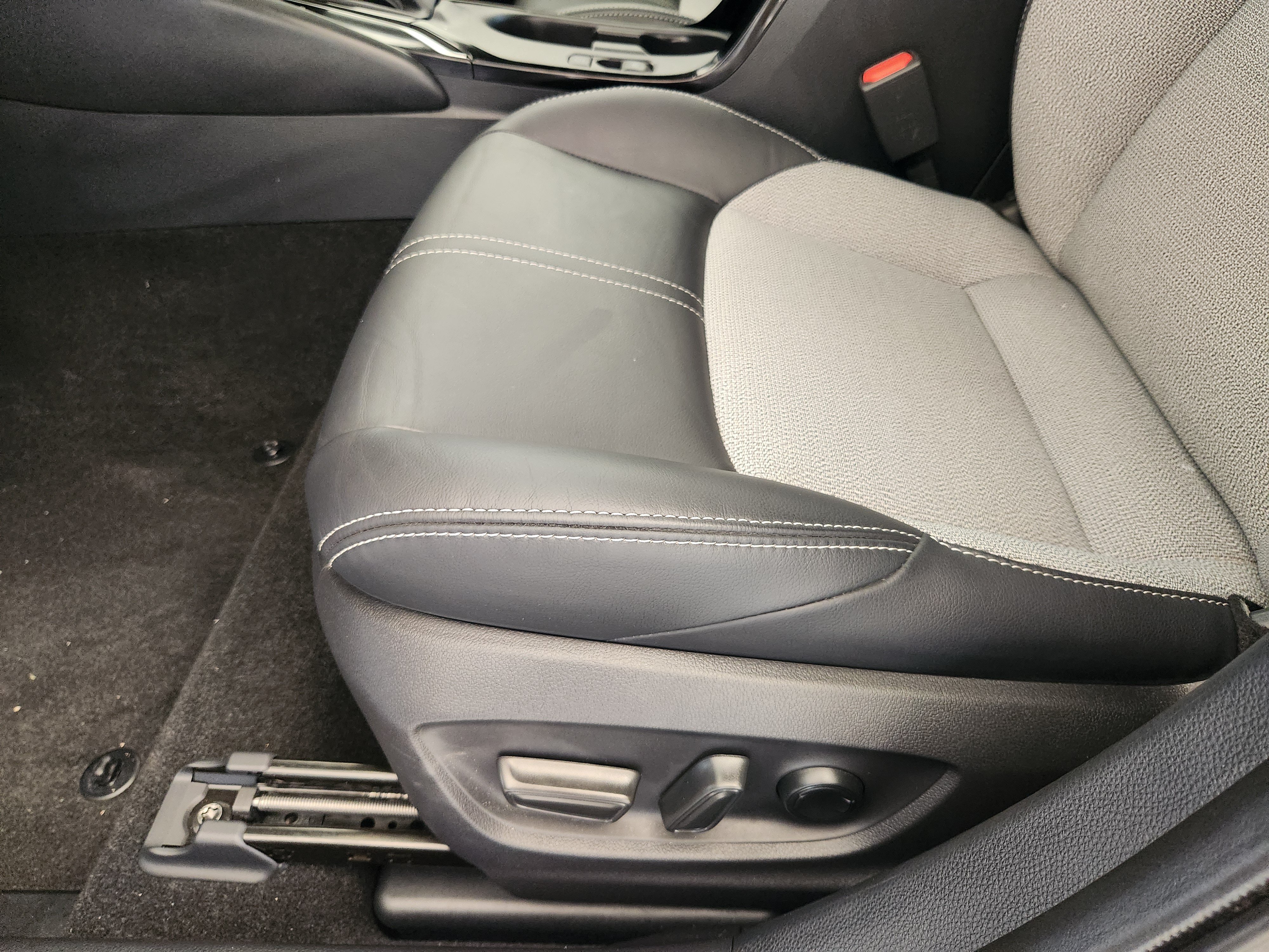 Used 2025 Toyota Corolla XSE FWD image 25