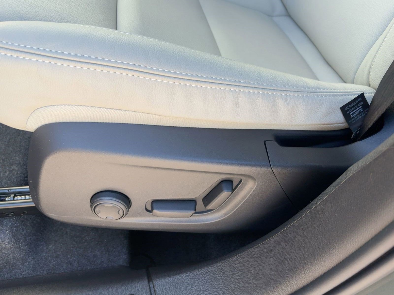 New 2026 Volvo XC40 B5 Plus w/ Protection Package Premier image 14