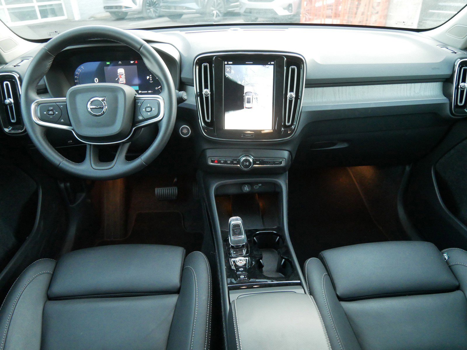 Used 2025 Volvo XC40 B5 Plus image 12