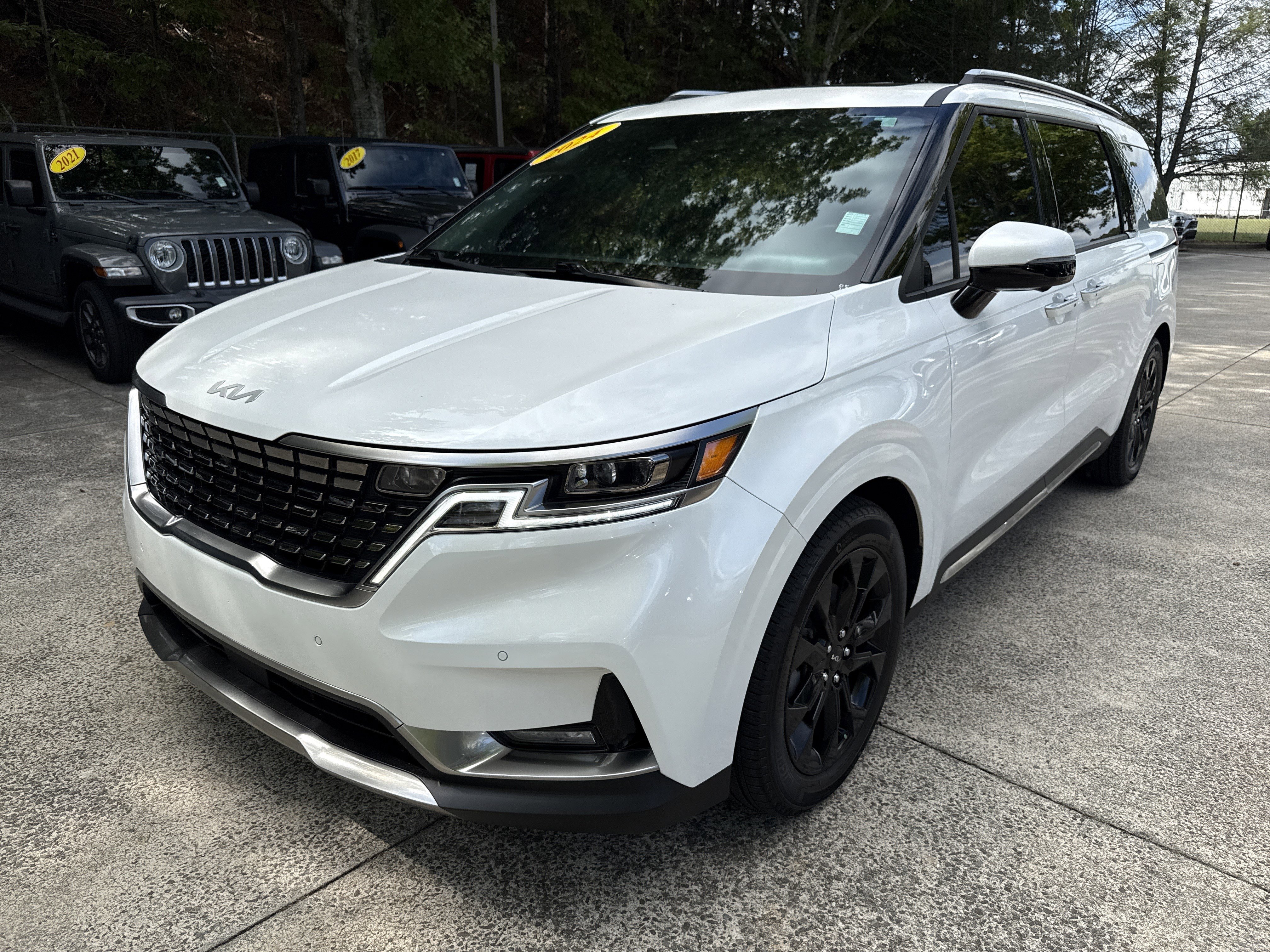 Used 2024 Kia Carnival SX Prestige image 3