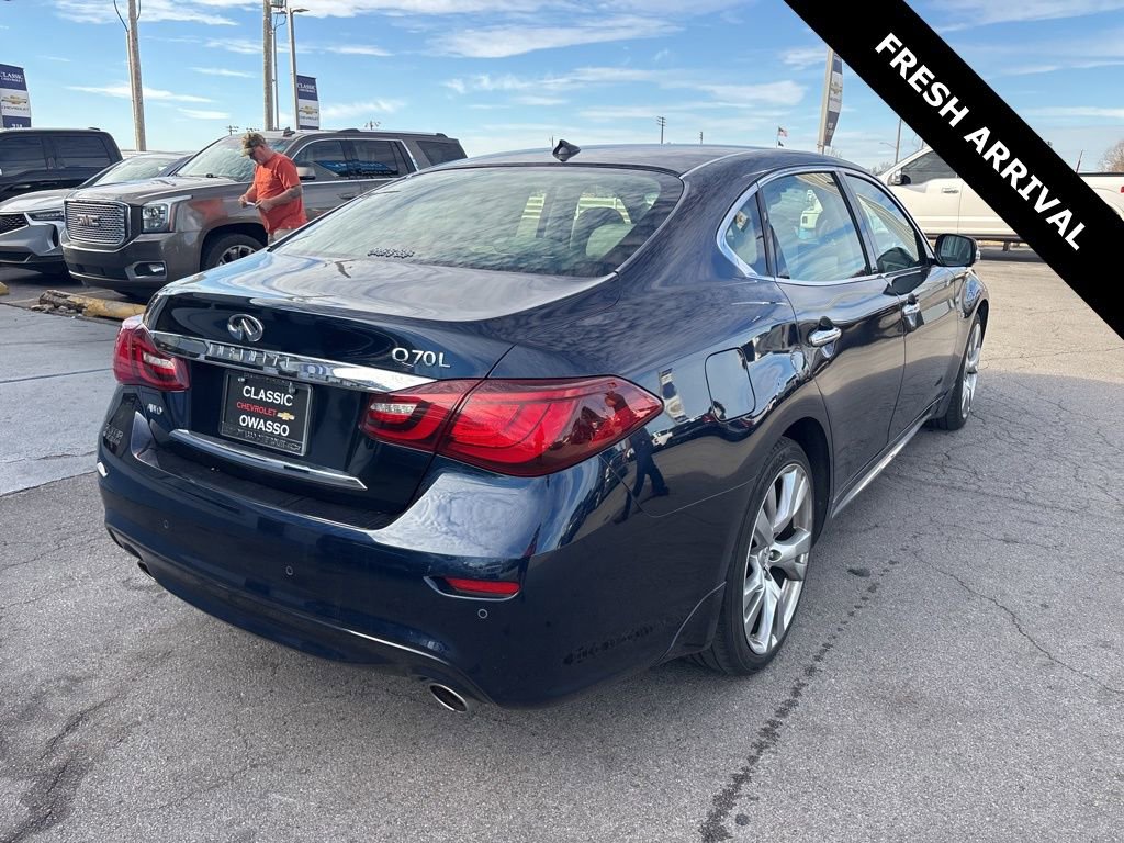 Used 2017 INFINITI Q70 L 3.7 w/ Deluxe Touring Package image 2