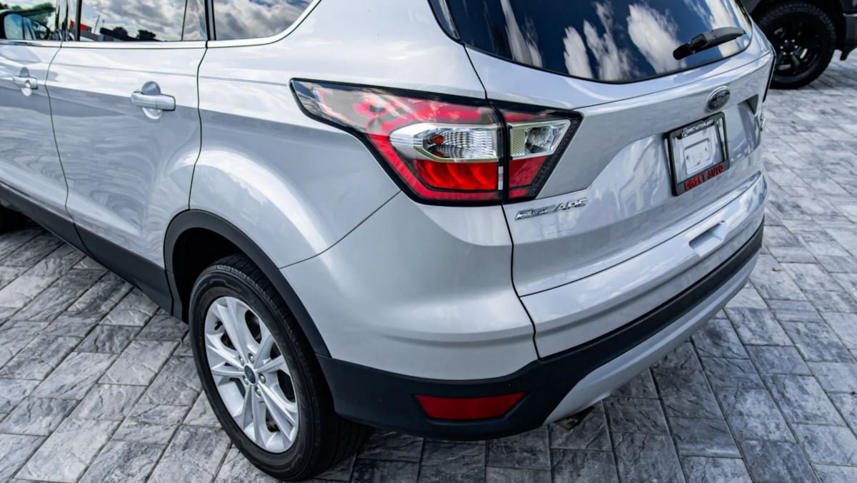 Used 2017 Ford Escape SE FWD image 12