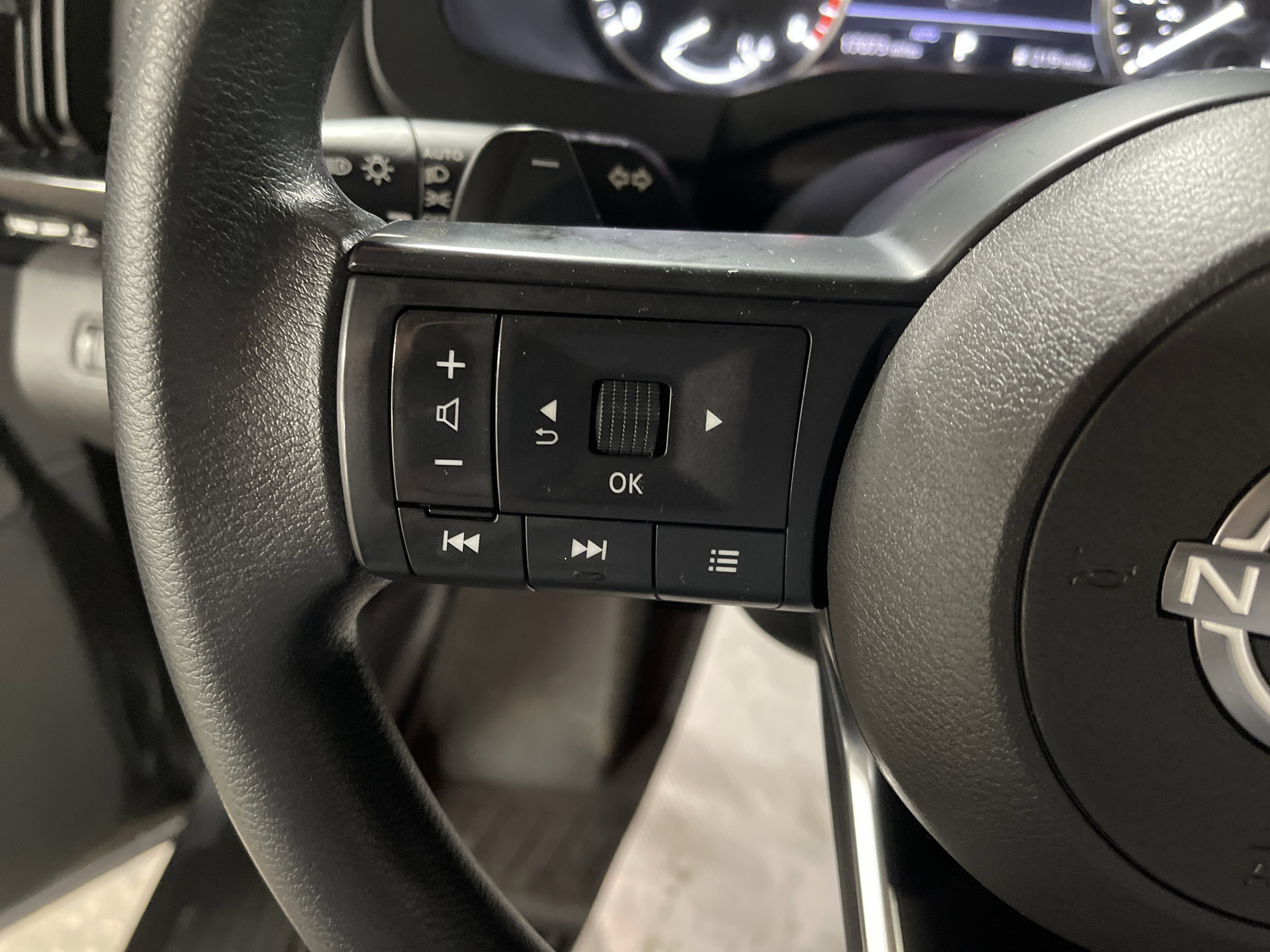 Used 2024 Nissan Pathfinder S image 19