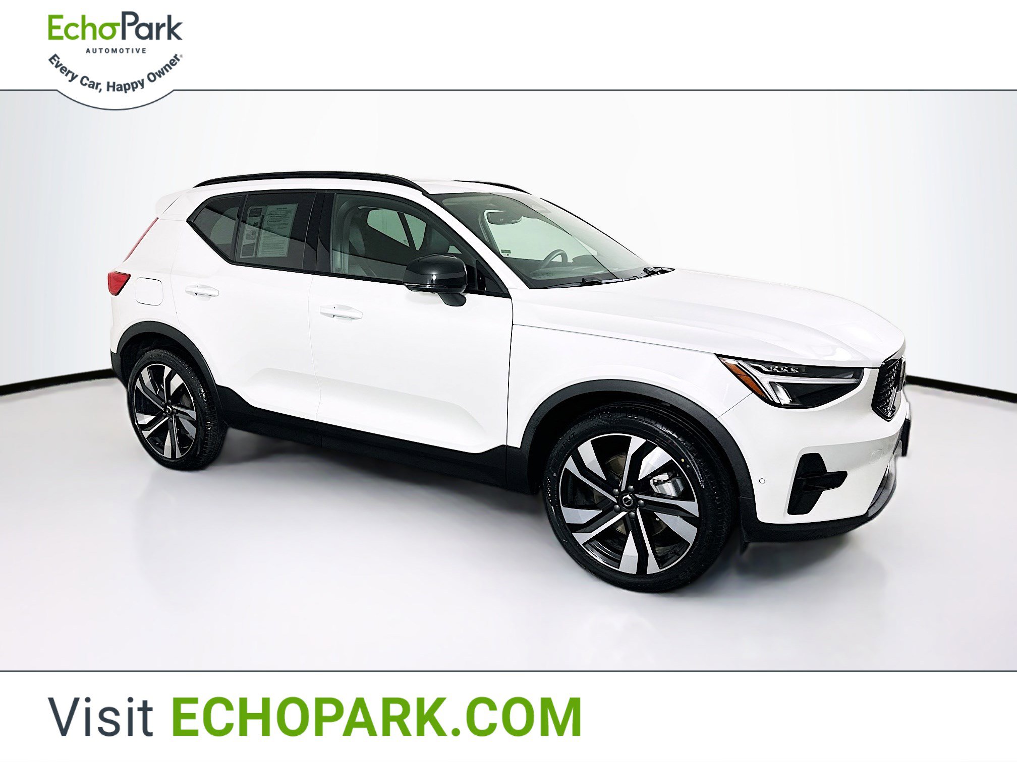 Used 2025 Volvo XC40 B5 Plus image 1