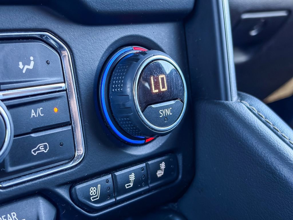 Used 2023 Chevrolet Suburban Premier image 33