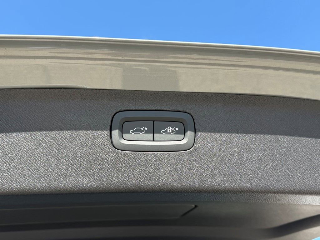 New 2026 Volvo XC90 T8 Plus w/ Protection Package Premier AWD/4WD image 15