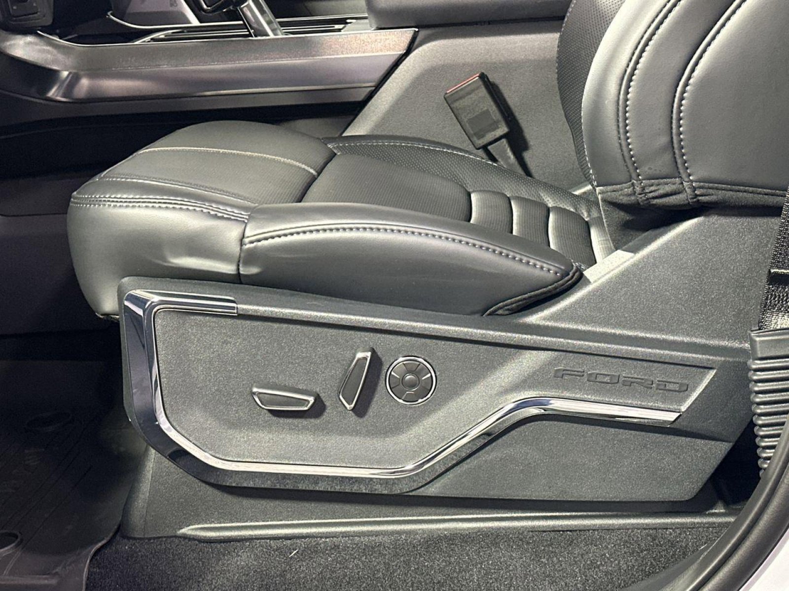 New 2025 Ford F150 Platinum w/ Equipment Group 702A High image 13