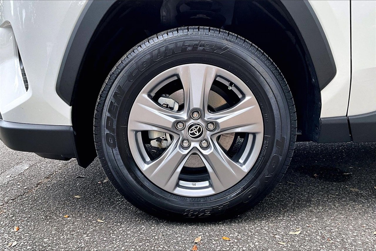 Used 2025 Toyota RAV4 XLE image 31