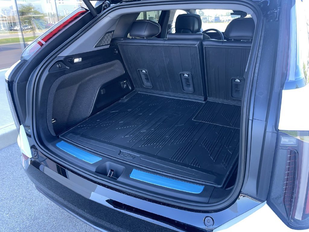 New 2027 Cadillac Optiq Luxury w/ LPO, Floor Liner Package AWD/4WD image 15