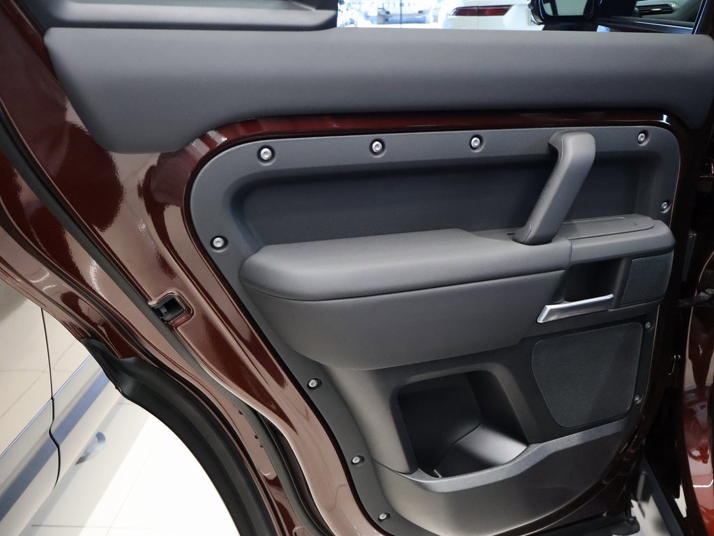 New 2025 Land Rover Defender 130 X-Dynamic SE image 13