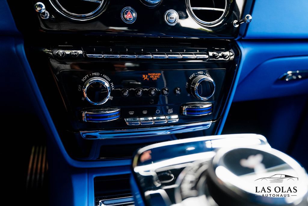Used 2024 Rolls-Royce Phantom Sedan RWD image 39