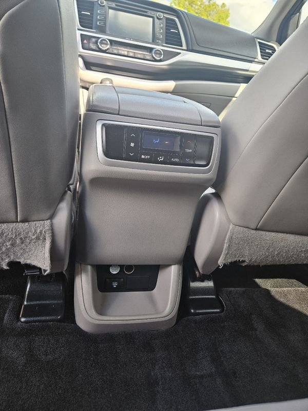 Used 2015 Toyota Highlander XLE AWD/4WD image 18