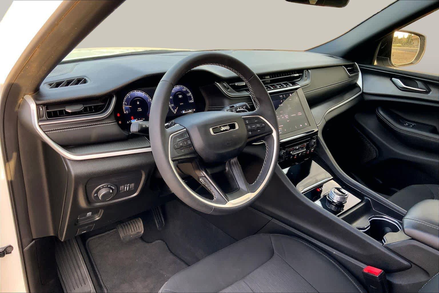 Used 2025 Jeep Grand Cherokee L Laredo RWD image 18