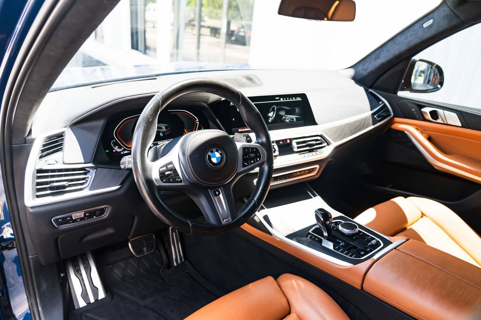 Used 2022 BMW X7 xDrive40i w/ M Sport Package AWD/4WD image 13