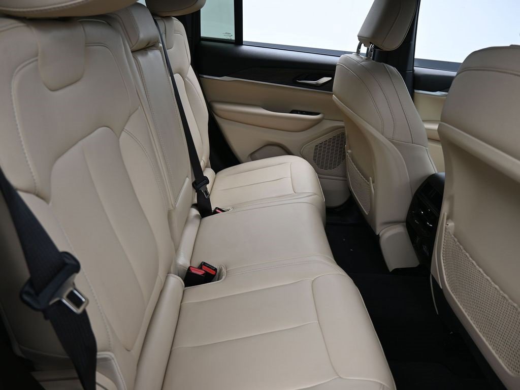 Used 2023 Jeep Grand Cherokee Limited image 16