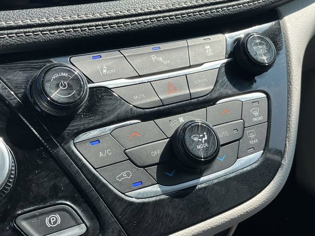 Used 2023 Chrysler Pacifica Touring-L FWD image 30