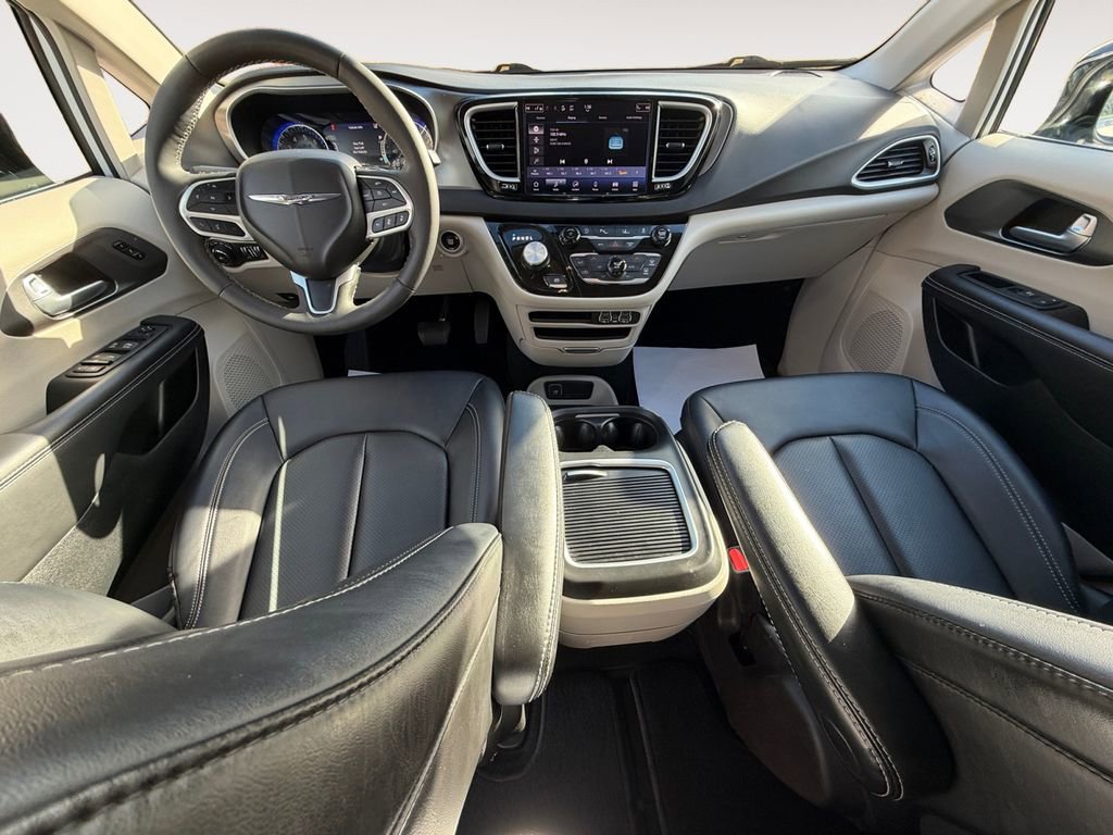 Used 2024 Chrysler Pacifica Touring-L image 19