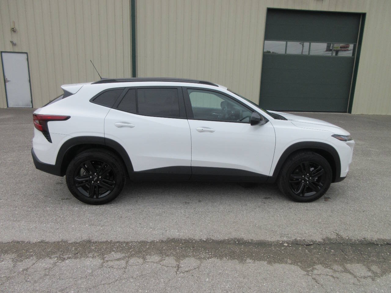 Used 2026 Chevrolet Trax ACTIV w/ Sunroof Package FWD image 8