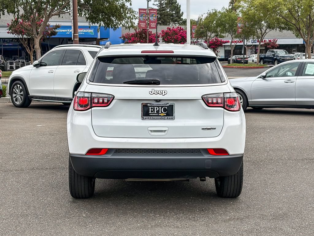 Used 2022 Jeep Compass Latitude FWD image 3