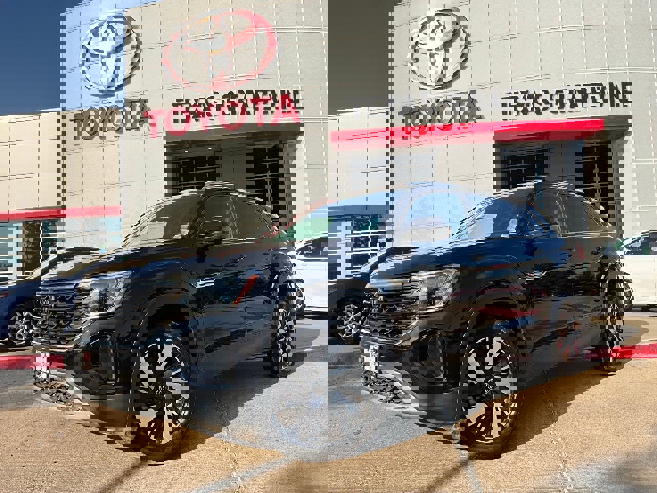 Used 2025 Volkswagen Atlas Cross Sport SE image 2