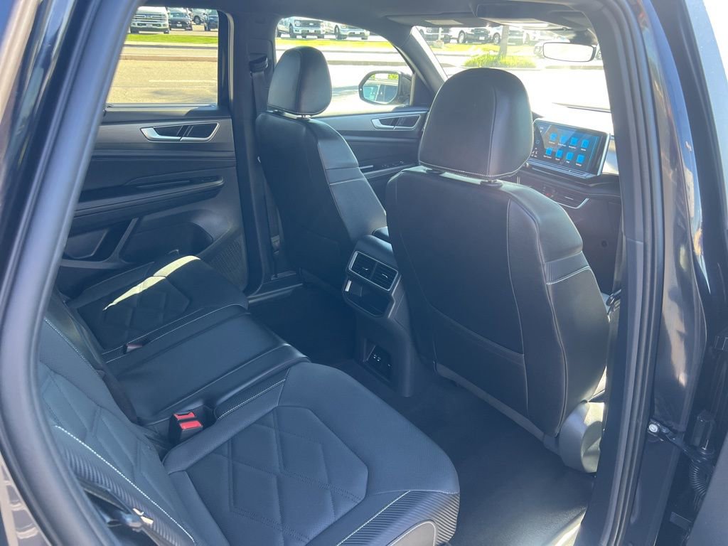 Used 2025 Volkswagen Atlas Cross Sport SE image 36