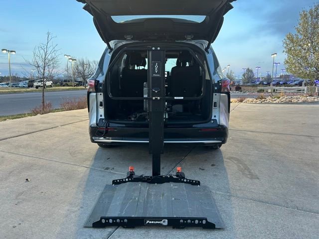 Used 2021 Toyota Sienna Platinum image 25