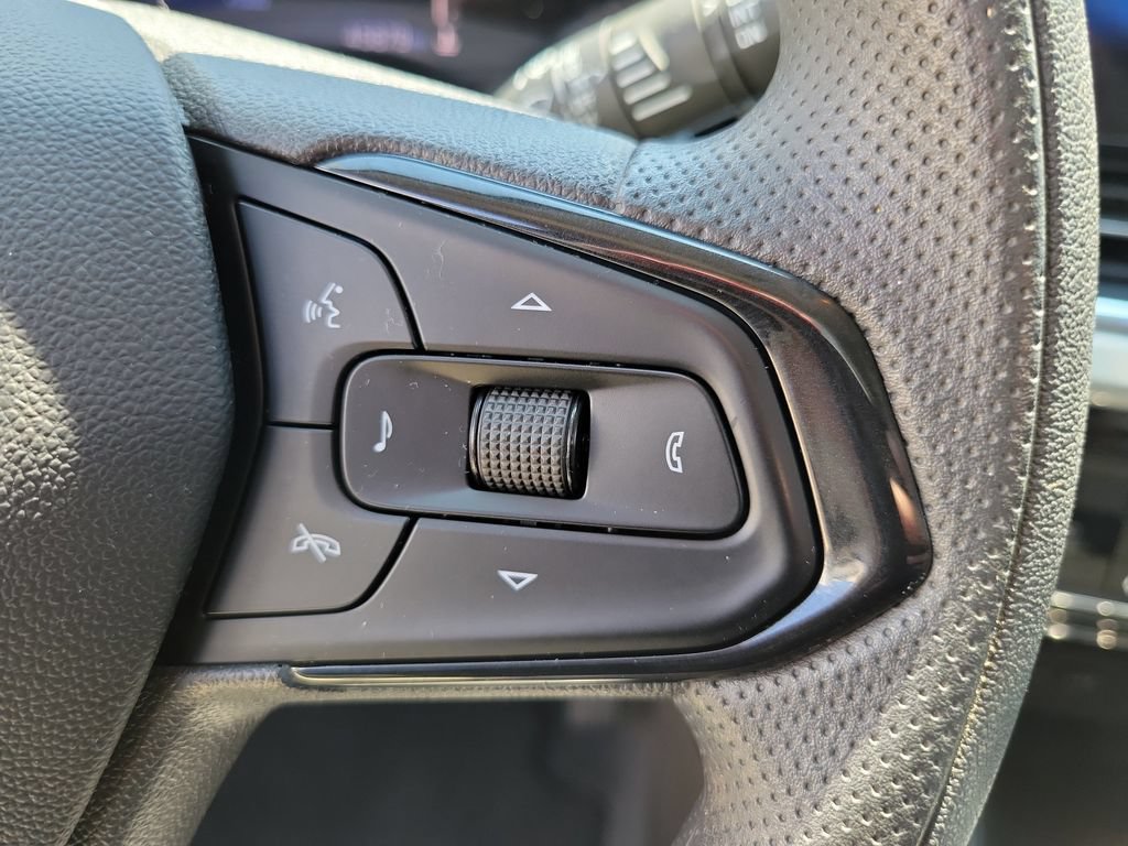 Used 2025 Chevrolet Trax LT FWD image 24