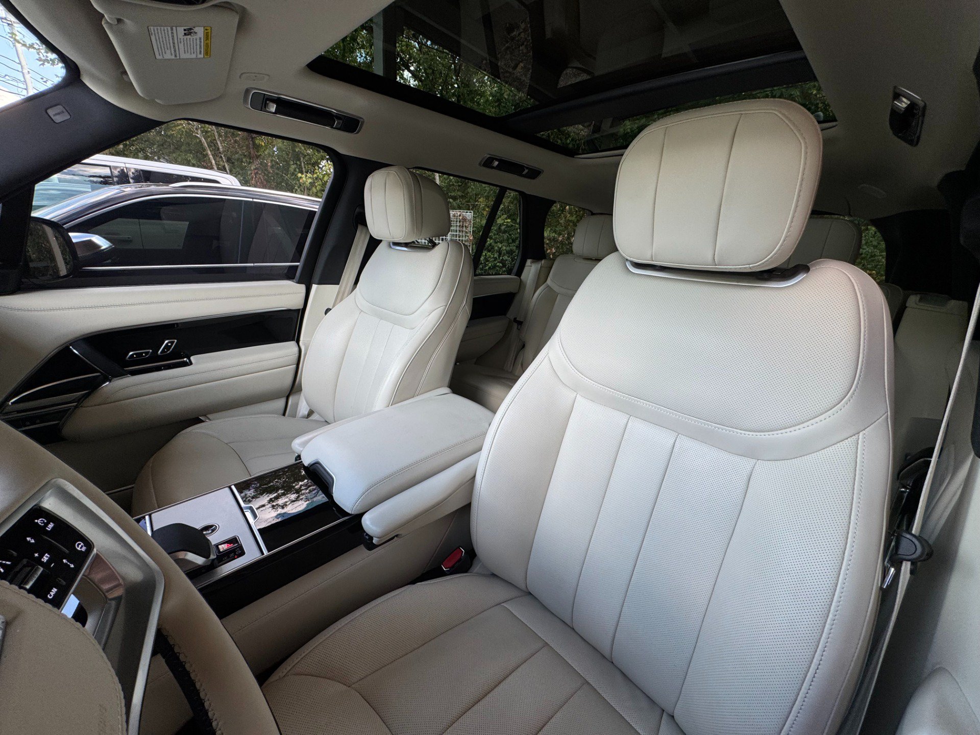 Used 2025 Land Rover Range Rover SE AWD/4WD image 11