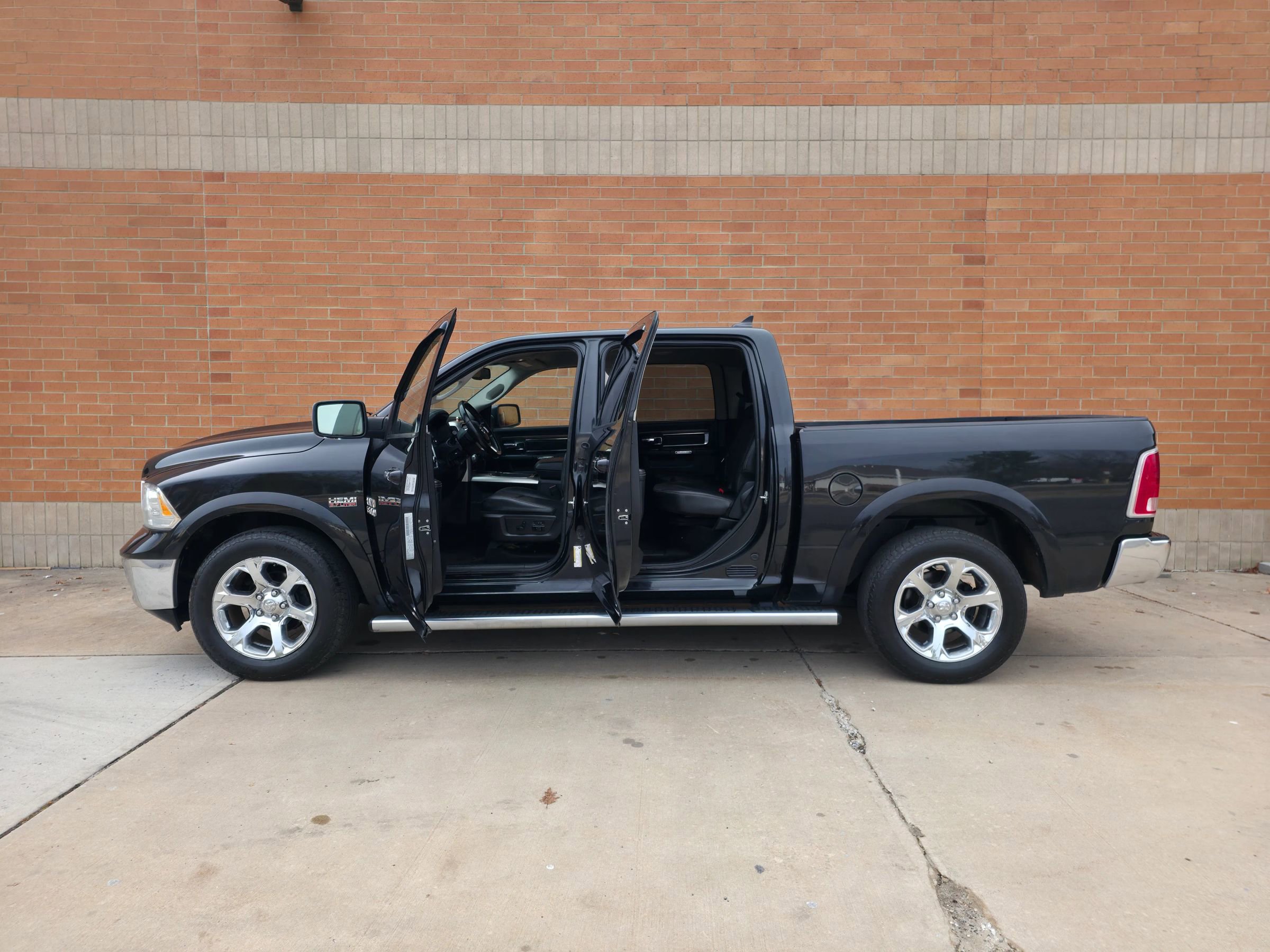 Used 2016 RAM 1500 Laramie w/ Convenience Group AWD/4WD image 11
