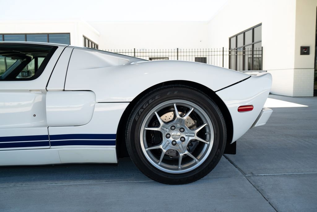 Used 2006 Ford GT RWD image 10