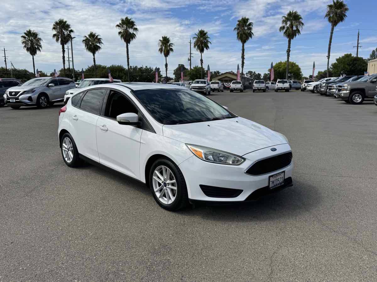 Used 2015 Ford Focus SE FWD image 2