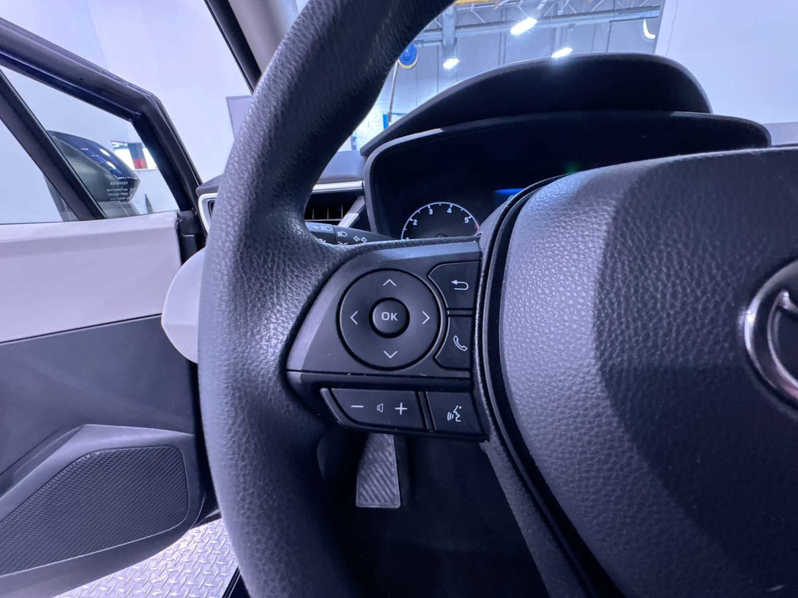 Used 2023 Toyota Corolla LE w/ LE Convenience Package FWD image 20