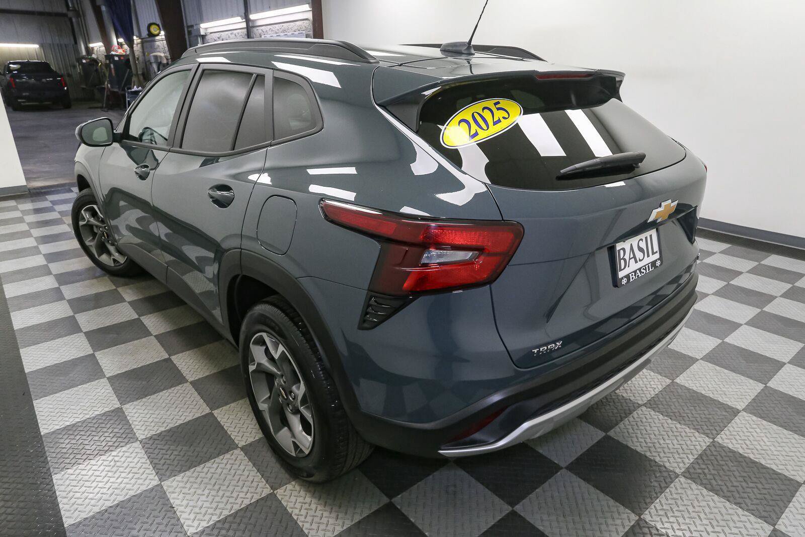 Used 2025 Chevrolet Trax LT FWD image 9