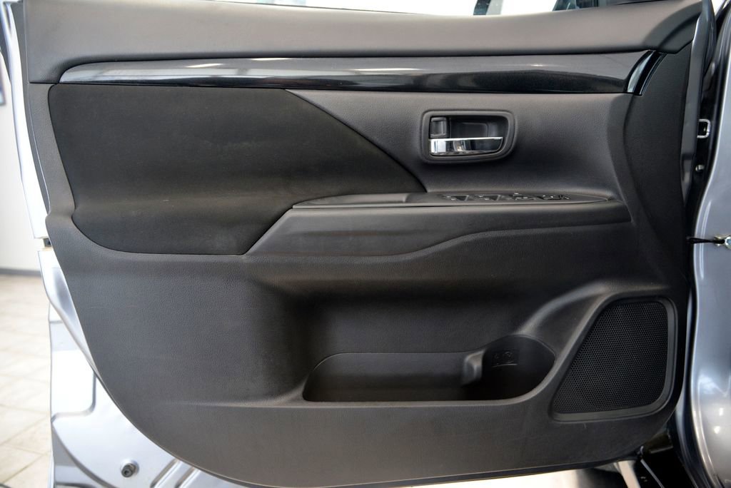 Used 2019 Mitsubishi Outlander ES image 14