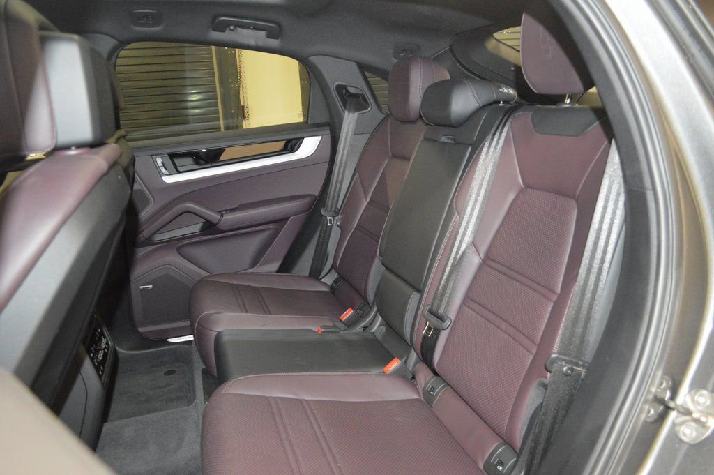 Certified 2025 Porsche Cayenne Coupe image 11