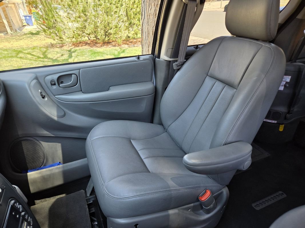 Used 2005 Dodge Grand Caravan SXT w/ Leather Interior Group FWD image 32