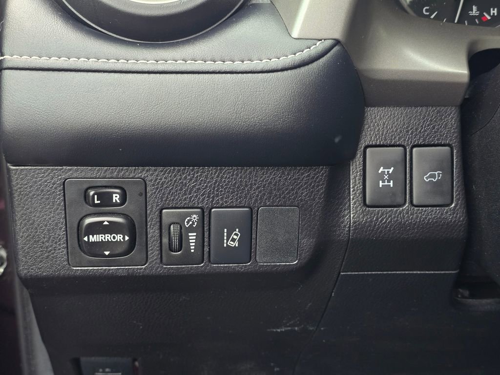 Used 2017 Toyota RAV4 XLE AWD/4WD image 28