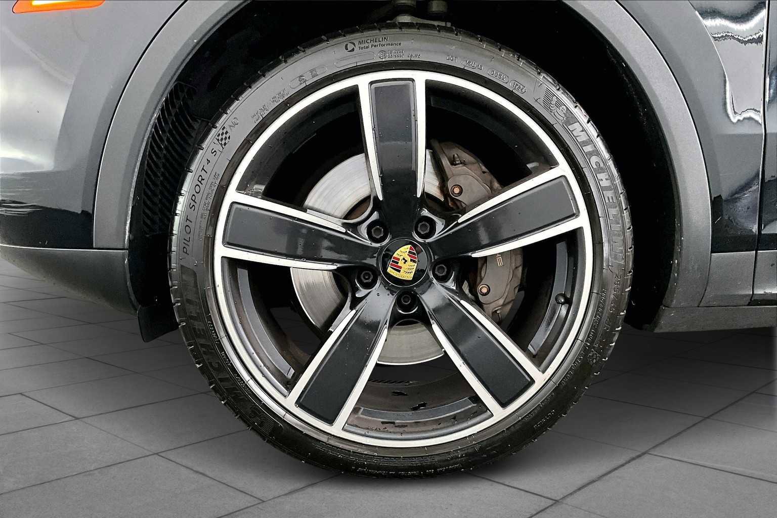 Used 2022 Porsche Cayenne image 19