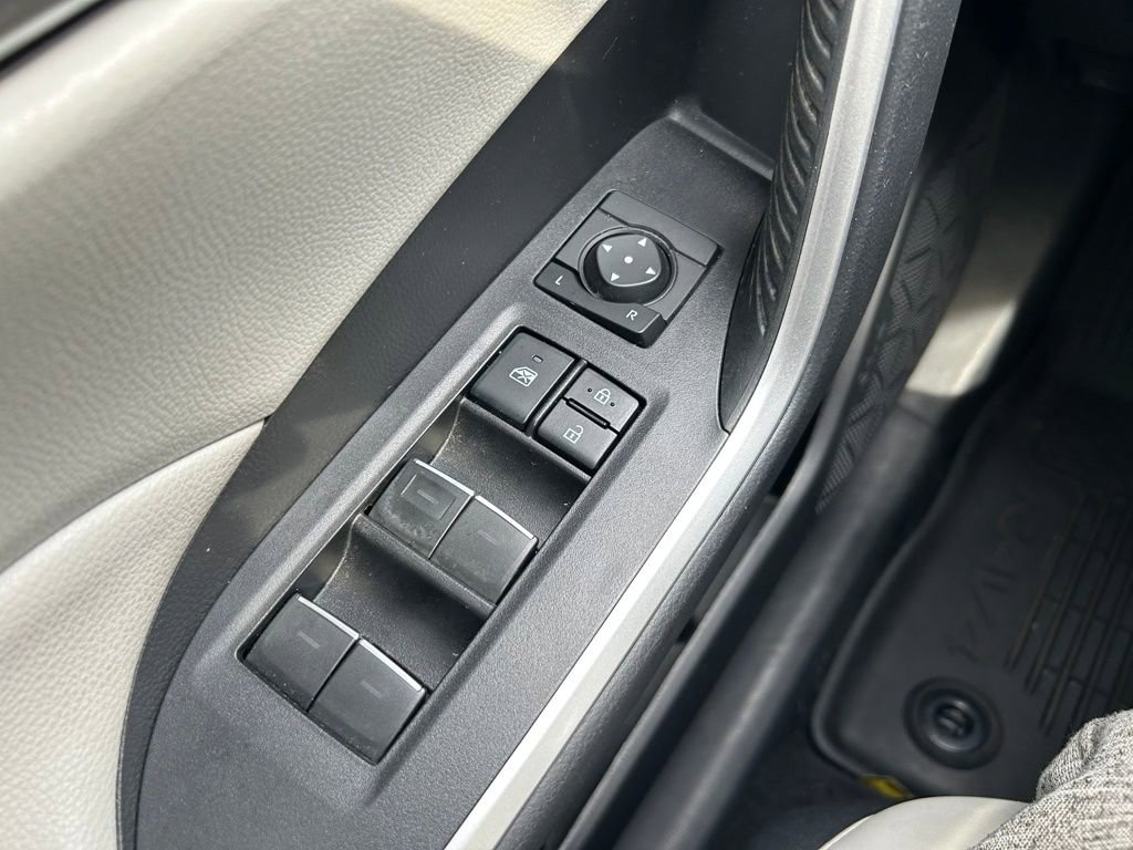 Used 2022 Toyota RAV4 XLE Premium image 18