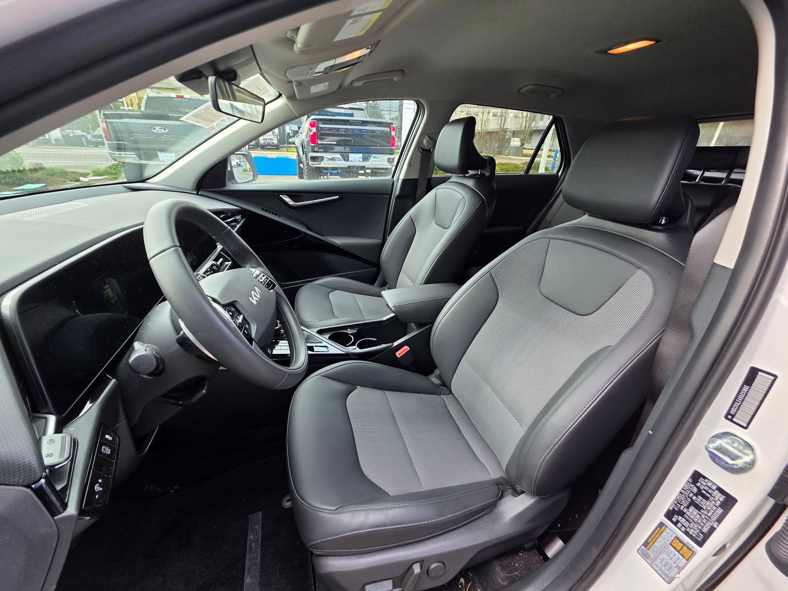 Used 2025 Kia Niro EX image 11