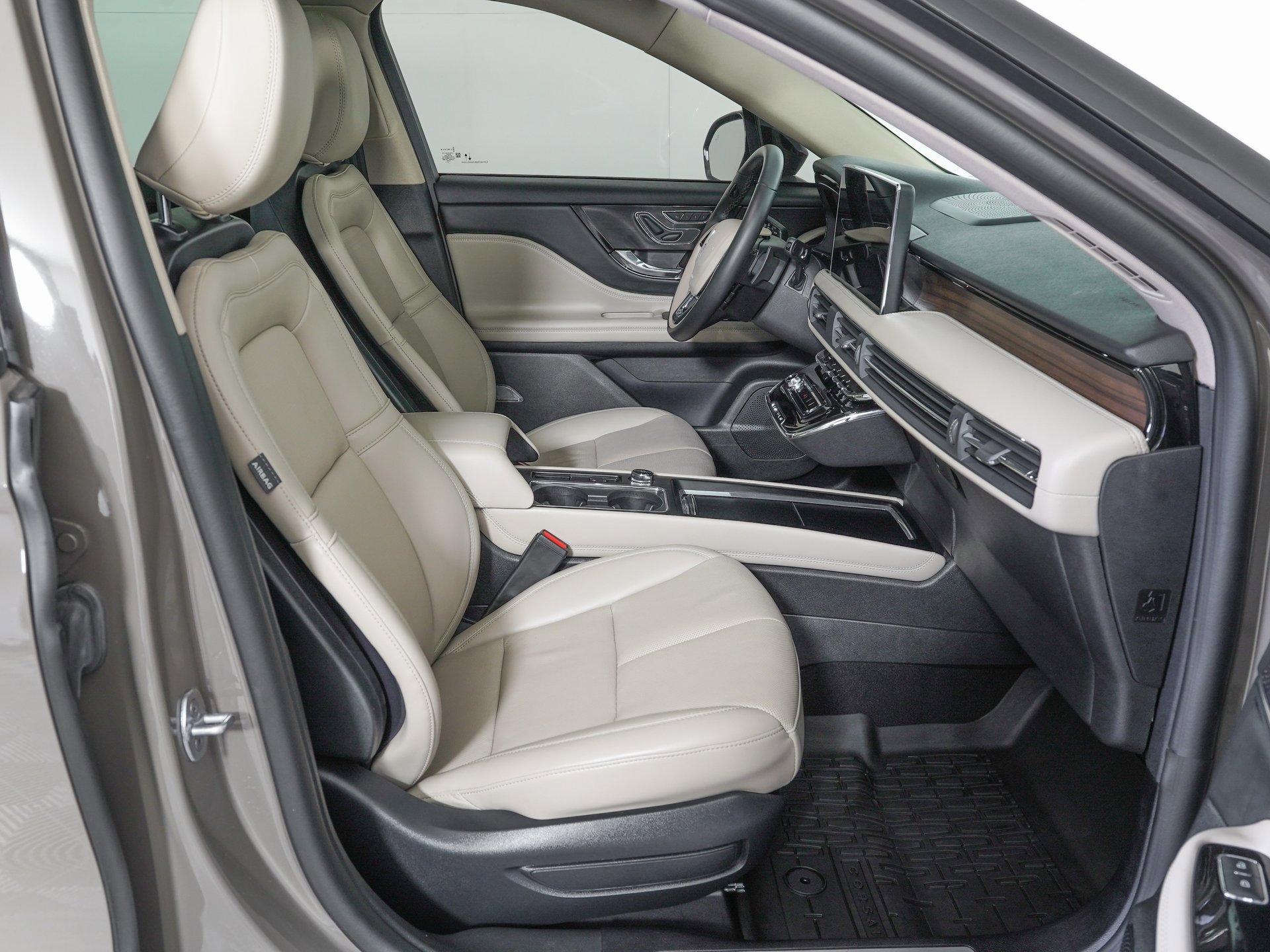 Used 2025 Lincoln Corsair Grand Touring w/ Jet Appearance Package image 9