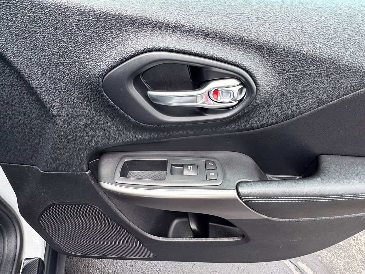 Used 2020 Jeep Cherokee Latitude w/ Cold Weather Group image 30