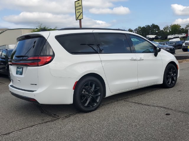 Certified 2025 Chrysler Pacifica Limited FWD image 8