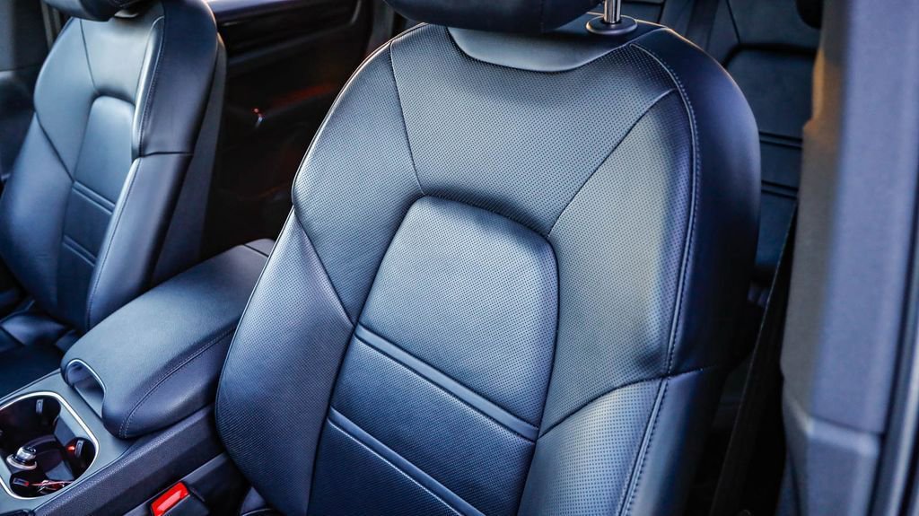 Used 2023 Porsche Cayenne Platinum Edition image 26